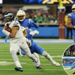 Jalen Hurts correndo com a bola de futebol durante a prorrogação de um jogo da NFL contra o Los Angeles Chargers.