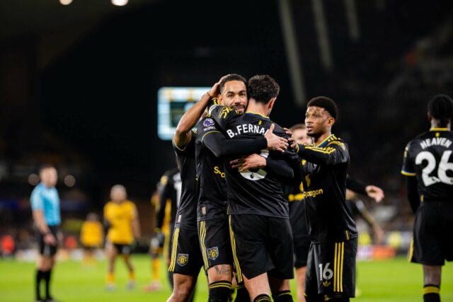 James Maddison diz que a estrela do Man Utd é Matheus Cunha, do Manchester United, derruba a bola durante a partida da Premier League entre Wolves e Manchester United em Molineux em 2025, em Wolverhampton, Inglaterra.