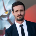 O ex-escritor do Washington Post Lou Cannon se dirige à multidão em frente ao Santa Barbara News