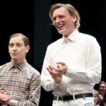 Jamie Campbell Bower faz uma aparição surpresa na peça da Broadway de 'Stranger Things' Ahead of Vol. 2 Lançamento | Vídeo