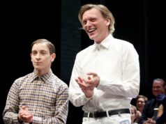 Jamie Campbell Bower faz uma aparição surpresa na peça da Broadway de ‘Stranger Things’ Ahead of Vol. 2 Lançamento | Vídeo Jamie Campbell Bower faz uma aparição surpresa na peça da Broadway de 'Stranger Things' Ahead of Vol. 2 Lançamento | Vídeo