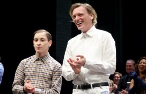 Jamie Campbell Bower faz uma aparição surpresa na peça da Broadway de ‘Stranger Things’ Ahead of Vol. 2 Lançamento | Vídeo Jamie Campbell Bower faz uma aparição surpresa na peça da Broadway de 'Stranger Things' Ahead of Vol. 2 Lançamento | Vídeo