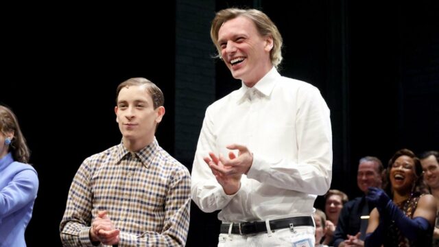 Jamie Campbell Bower faz uma aparição surpresa na peça da Jamie Campbell Bower faz uma aparição surpresa na peça da Broadway de 'Stranger Things' Ahead of Vol. 2 Lançamento | Vídeo