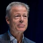 Jeff Bewkes volta à escavação do exército albanês da Netflix depois que o streamer vence a guerra de licitações do WBD: ‘Uma observação infeliz e irreverente’