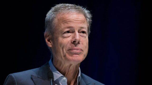 Jeff Bewkes volta à escavação do exército albanês da Netflix depois que o streamer vence a guerra de licitações do WBD: ‘Uma observação infeliz e irreverente’
