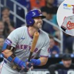 O primeiro base do Orioles, Pete Alonso (25), aperta a mão do presidente de operações de beisebol da Orioles, Mike Elias, enquanto o proprietário do Orioles, David Rubenstein, à esquerda, e o agente esportivo Scott Boras, à direita, observam durante uma coletiva de imprensa de beisebol, sexta-feira, 12 de dezembro de 2025.