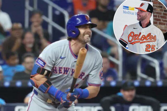 O primeiro base do Orioles, Pete Alonso (25), aperta a mão do presidente de operações de beisebol da Orioles, Mike Elias, enquanto o proprietário do Orioles, David Rubenstein, à esquerda, e o agente esportivo Scott Boras, à direita, observam durante uma coletiva de imprensa de beisebol, sexta-feira, 12 de dezembro de 2025.