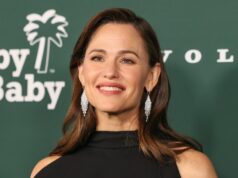Jennifer Garner combinou um suéter listrado de US$ 3.350 com tênis – compre o visual por US$ 28 suéter
