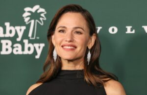 Jennifer Garner combinou um suéter listrado de US$ 3.350 com tênis – compre o visual por US$ 28 suéter