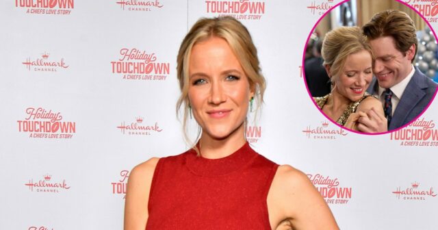 Jessy Schram estava 'corada' por causa do costar Dominic Sherwood Jessy Schram se lembra de ter enrubescido por causa do charmoso Dominic Sherwood na leitura da Hallmark Table para o novo filme