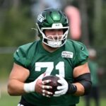 O pivô dos Jets, Josh Myers (71), praticando.