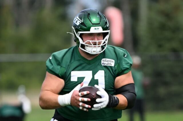 Jets estendem o pivô Josh Myers para solidificar a linha O pivô dos Jets, Josh Myers (71), praticando.