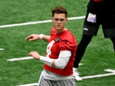 Jets tomam decisão antecipada do quarterback antes do jogo dos Patriots O quarterback dos Jets, Brady Cook (4), se alonga no treino em Florham Park, NJ.