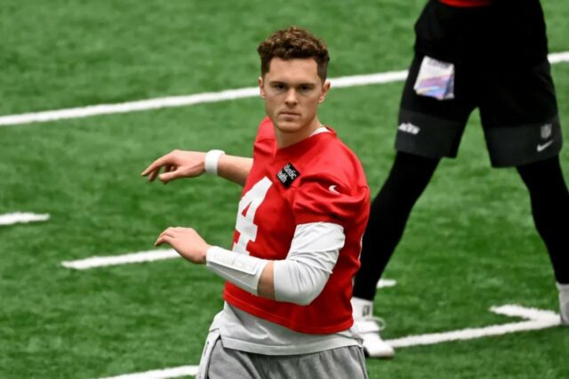 O quarterback dos Jets, Brady Cook (4), se alonga no treino em Florham Park, NJ. 