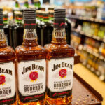 ARQUIVO - Centro de visitantes Jim Beam em sua destilaria central em Clermont, Kentucky, em 3 de outubro de 2012. (AP Photo / Bruce Schreiner, Arquivo)