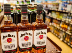 Jim Beam fechando a destilaria de Kentucky por um ano enquanto as tarifas de Trump atingem duramente ARQUIVO - Centro de visitantes Jim Beam em sua destilaria central em Clermont, Kentucky, em 3 de outubro de 2012. (AP Photo / Bruce Schreiner, Arquivo)