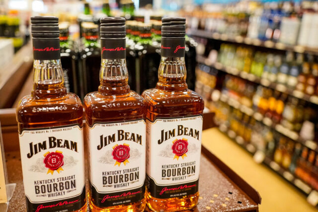ARQUIVO - Centro de visitantes Jim Beam em sua destilaria central em Clermont, Kentucky, em 3 de outubro de 2012. (AP Photo / Bruce Schreiner, Arquivo)