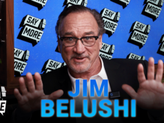 Jim Belushi revela como desenvolveu seus personagens para Song Sung Blue e The Chronology of Water Jim Belushi no sofá Say More falando 'Song Sung Blue' e 'The Chronology of Water'