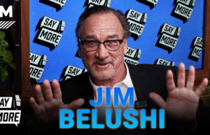 Jim Belushi revela como desenvolveu seus personagens para Song Sung Blue e The Chronology of Water Jim Belushi no sofá Say More falando 'Song Sung Blue' e 'The Chronology of Water'