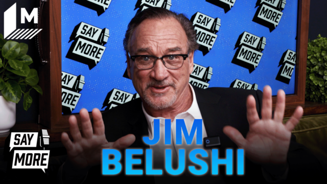 Jim Belushi no sofá Say More falando 'Song Sung Blue' e 'The Chronology of Water'