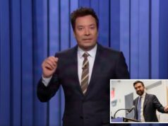 Jimmy Fallon recicla piada estranha de Mamdani 3 vezes Jimmy Fallon de terno e gravata listrada, gesticulando com a mão direita diante de um fundo azul.
