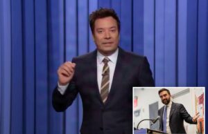 Jimmy Fallon recicla piada estranha de Mamdani 3 vezes Jimmy Fallon de terno e gravata listrada, gesticulando com a mão direita diante de um fundo azul.