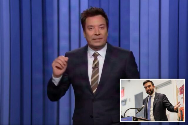 Jimmy Fallon de terno e gravata listrada, gesticulando com a mão direita diante de um fundo azul.