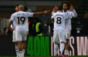 Joe Cole nomeia três estrelas do Man United que fizeram exatamente o que Ruben Amorim precisava contra o Crystal Palace Bruno Fernandes e Casemiro, do Manchester United, aplaudem os torcedores após a partida da Premier League entre Crystal Palace e Manchester United, no Selhurst Park, em 30 de novembro de 2025