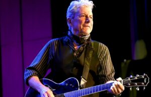 Joe Ely, herói do country-rock do Texas que aumentou sua base de fãs em turnê com o Clash, morre aos 78 anos Joe Ely, herói do country-rock do Texas que aumentou sua base de fãs em turnê com o Clash, morre aos 78 anos