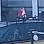 Jogador de pickleball cai para a morte em uma queda de 3 andares após escalar o corrimão de segurança para recuperar a bola