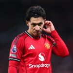 Lisandro Martinez e Matheus Cunha durante a partida da Premier League entre Manchester United e Newcastle United em Old Trafford em 2025 em Manchester, Inglaterra.