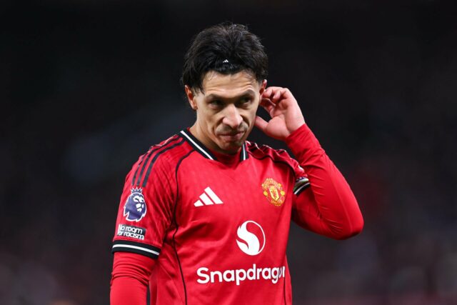 Lisandro Martinez e Matheus Cunha durante a partida da Premier League entre Manchester United e Newcastle United em Old Trafford em 2025 em Manchester, Inglaterra.