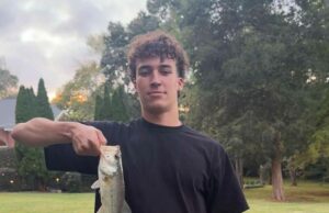 Jogador universitário de lacrosse, 19 anos, morto em acidente de carro que feriu outras quatro pessoas Jogador de futebol universitário 20 encontrado morto em seu dormitório