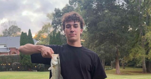 Jogador de futebol universitário 20 encontrado morto em seu dormitório