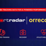 Jogadores da NBA obterão maiores dados biométricos por meio do acordo entre Orreco e Sportradar. Um gráfico anunciando uma parceria entre Sportradar e Orreco.ai. O banner superior diz “Dados oficiais de rastreamento da NBA para insights de desempenho baseados em IA”. Abaixo estão os logotipos Sportradar e Orreco.ai em um fundo azul escuro. Três ícones vermelhos representam treinamento otimizado, recuperação e bem-estar do atleta.
