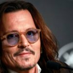 Johnny Depp posa para foto no tapete vermelho da cerimônia de premiação da 4ª edição do Red Sea Film Festival, em Jeddah, em 12 de dezembro de 2024