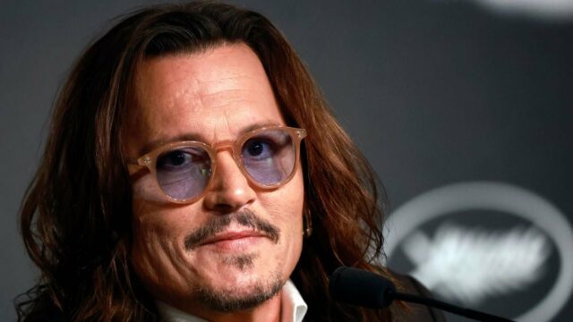 Johnny Depp diz que estrelará e produzirá adaptação de 'The Johnny Depp posa para foto no tapete vermelho da cerimônia de premiação da 4ª edição do Red Sea Film Festival, em Jeddah, em 12 de dezembro de 2024
