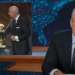 Jon Stewart critica Trump por aceitar o prêmio da paz 'inteiramente fictício' enquanto aumenta as tensões com a Venezuela: 'Esse prêmio sem sentido não significou nada para você?'