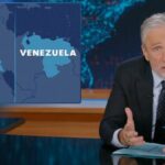 Jon Stewart destaca paralelos 'assustadores' entre a Guerra do Iraque e o conflito iminente na Venezuela: 'É 2005 de novo' | Vídeo