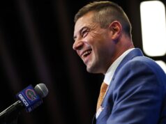 Jon Sumrall, do Florida Gators, faz a emocionante admissão de Tim Tebow Jon Sumrall, Florida Gators