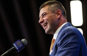 Jon Sumrall, do Florida Gators, faz a emocionante admissão de Tim Tebow Jon Sumrall, Florida Gators