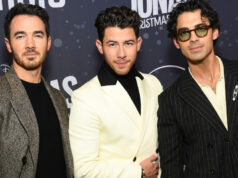 Jonas Brothers sobre suas carreiras de 20 anos, estrelato adolescente ‘bizarro’ e ‘caindo na real’ na ‘tenda de terapia’ Jonas Brothers sobre suas carreiras de 20 anos, estrelato adolescente 'bizarro' e 'caindo na real' na 'tenda de terapia'