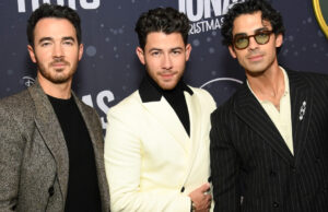 Jonas Brothers sobre suas carreiras de 20 anos, estrelato adolescente ‘bizarro’ e ‘caindo na real’ na ‘tenda de terapia’ Jonas Brothers sobre suas carreiras de 20 anos, estrelato adolescente 'bizarro' e 'caindo na real' na 'tenda de terapia'