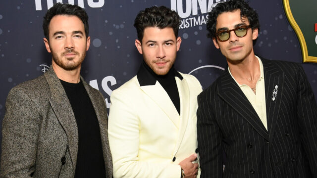 Jonas Brothers sobre suas carreiras de 20 anos, estrelato adolescente 'bizarro' e 'caindo na real' na 'tenda de terapia'
