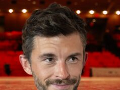 Jonathan Bailey se culpou por brincar de bombardeio quando tinha 8 anos Jonathan-Bailey-getty-2