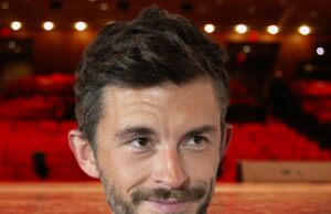 Jonathan Bailey se culpou por brincar de bombardeio quando tinha 8 anos Jonathan-Bailey-getty-2