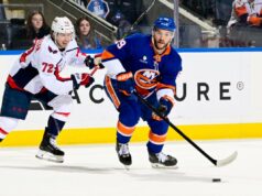 Jonathan Drouin arranhou-se com uma lesão na parte inferior do corpo ao sobrecarregar a surpresa dos Islanders Jonathan Drouin jogando o disco contra Anthony Beauvillier durante um jogo de hóquei no gelo.