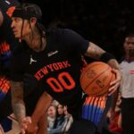 Jordan Clarkson vai até a cesta durante a derrota dos Knicks para o 76ers em 19 de dezembro de 2025 no Madison Square Garden.