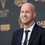 Jordi Cruyff, Phil Neville e Eric Cantona com o troféu da Premier League