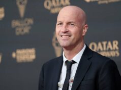 Jordi Cruyff compartilha o que diferenciou a lenda do Man Utd, Roy Keane, dos demais, ‘primeira e última vez na minha vida…’ Jordi Cruyff, Phil Neville e Eric Cantona com o troféu da Premier League